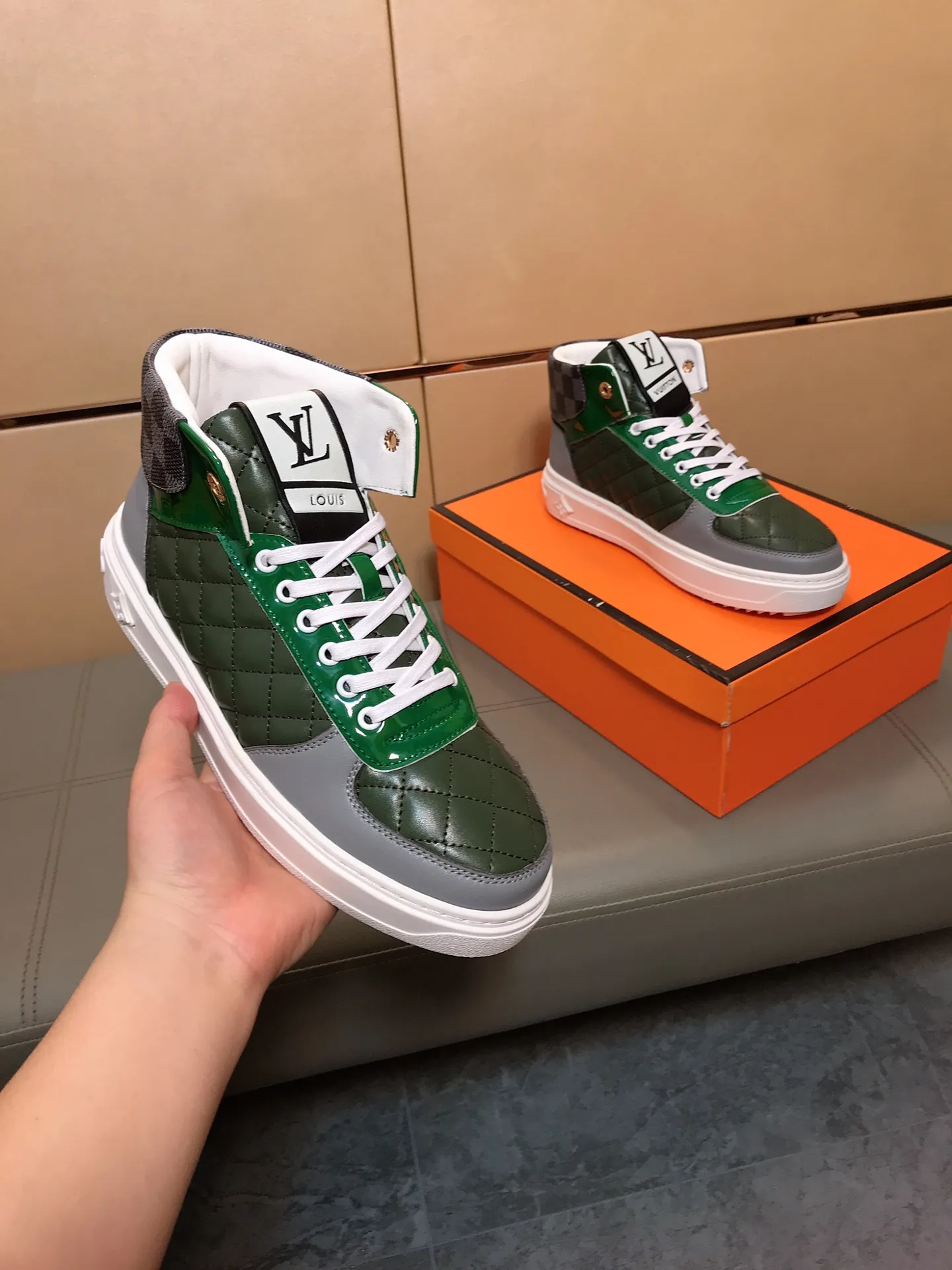 Factory price 400 👟👟🤝 (LV Louis Vuitton) New Korean style high-top casual shoes for men [Proud] hot style, imported cowhide with original printing, genuine leather lining, wear-resistant and non-slip rubber outsole. If you are still worried about wearing matching shoes, then these shoes are your best choice! Code number: 38-44
